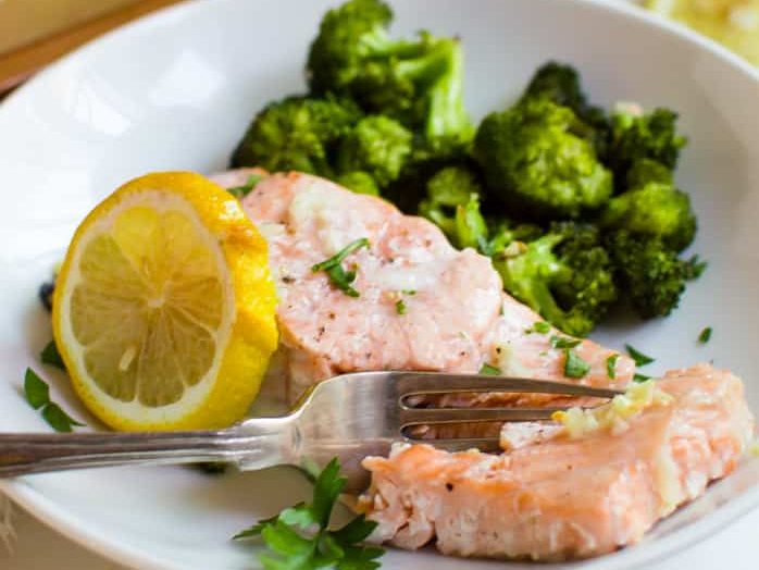 Keto dieet recept voor zalm met broccoli en kaas